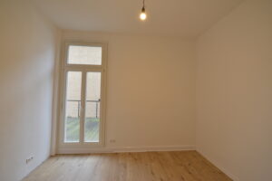 EG Schlafzimmer und Austritt Balkon