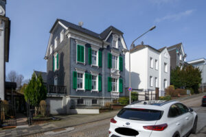 Straßenansicht mit Garage