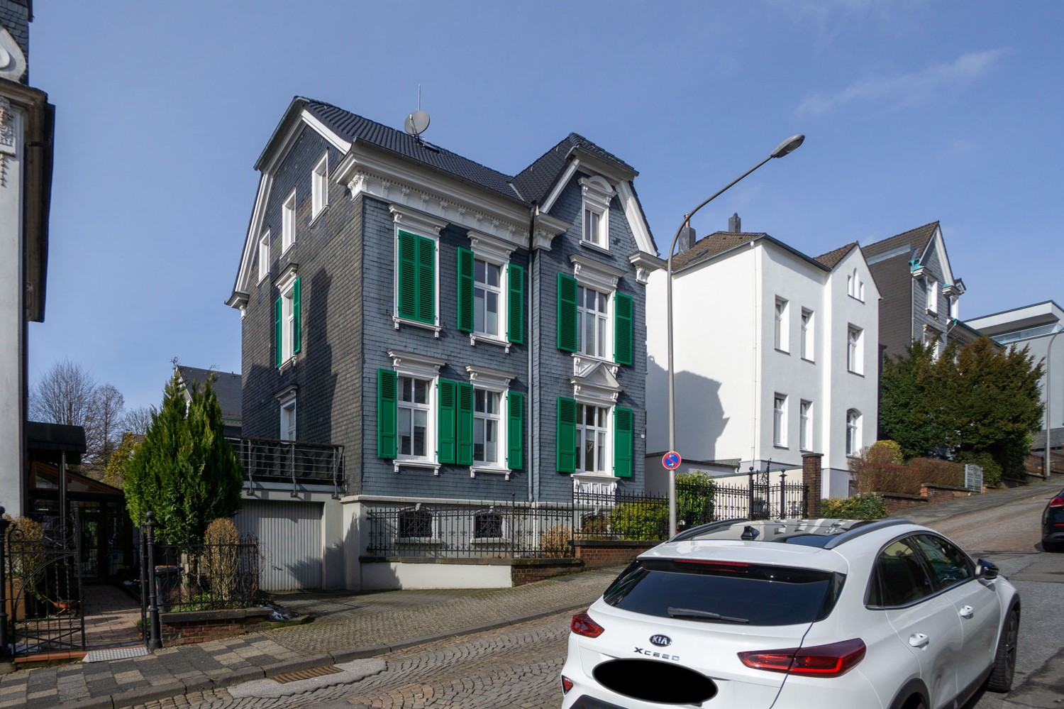 Straßenansicht mit Garage