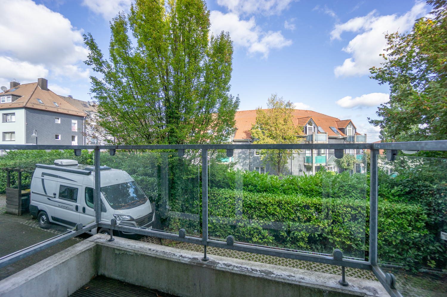 Balkon Vorderseite und Stellplatz