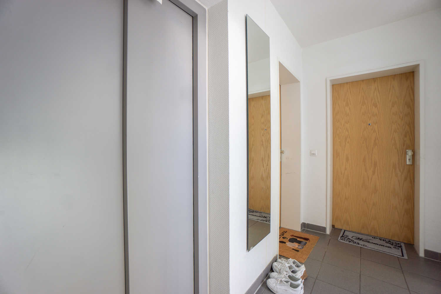 Wohnungseingang und Aufzug