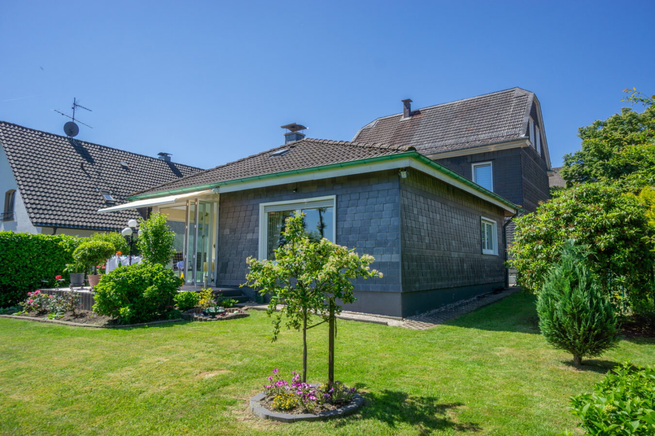 Ideal für die große Familie – Zweifamilienhaus mit Einfamilienhaus-Anbau