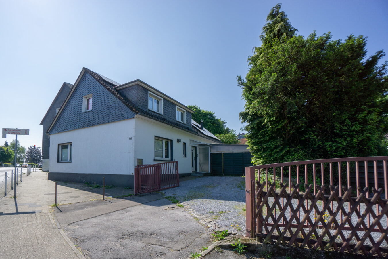 Wuppertal-Dönberg: großzügiges Einfamilienhaus inkl. Grundstück mit positiver Bauvoranfrage