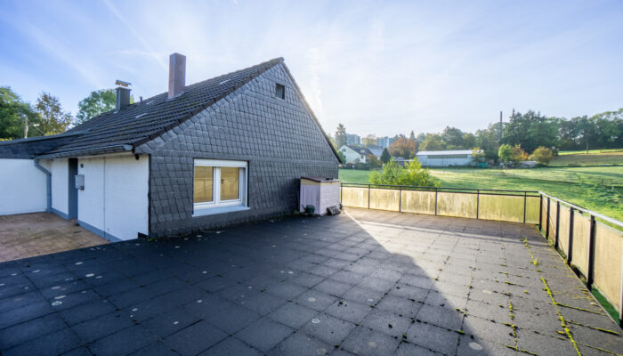 Giebelansicht mit Terrasse