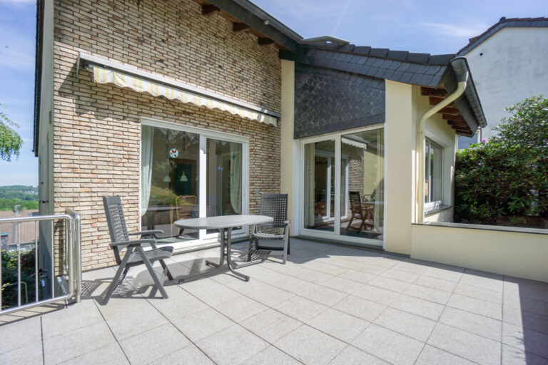 Terrasse und Rückansicht