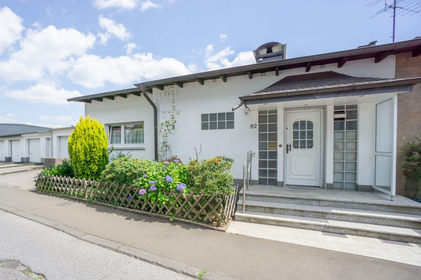 Familiengerechtes EFH mit Garten und zwei Garagen in ruhiger Lage