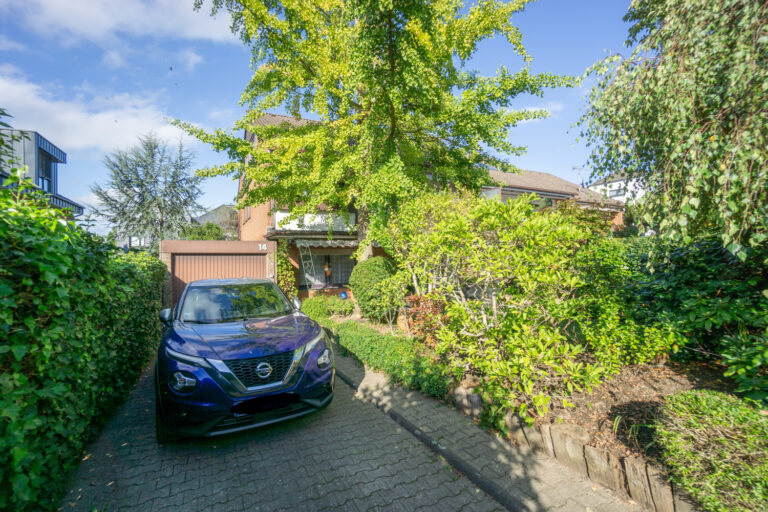 Garage und Stellplatz